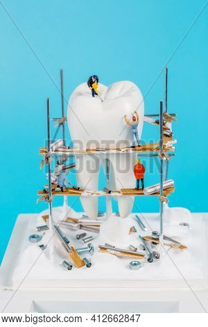 Moscow, Russia - 9th Matra 2021: A Model Of A Human Tooth And An Art Installation Of Small Figures A