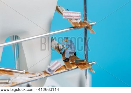 Moscow, Russia - 9th Matra 2021: A Model Of A Human Tooth And An Art Installation Of Small Figures A