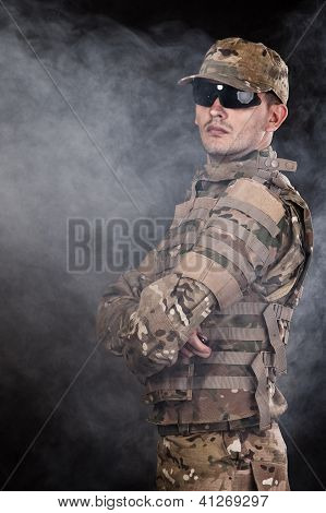 Militare uomo su uno sfondo nero