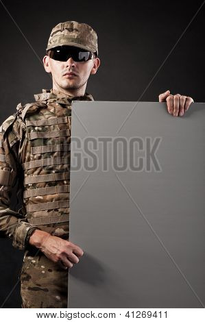 Soldato moderno è in possesso di un Poster