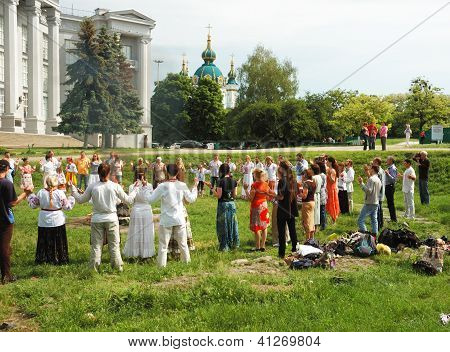 Ukraiński pogańskich ludzie modlą się do Perungod Thunder mitologii słowiańskiej, Kijów, Ukraina