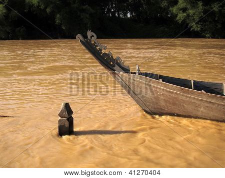 เรือไม้ที่ Muddy ริเวอร์