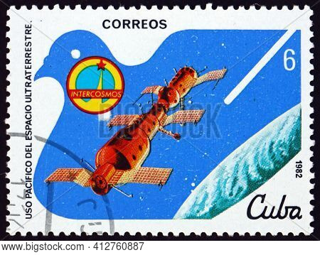 Cuba - Circa 1982: A Stamp Printed In Cuba Shows Salyut-soyuz Link-up, Peaceful Use Of Outer Space, 