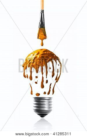 Gotejamento fazendo uma forma de bulbo de luz de cor laranja
