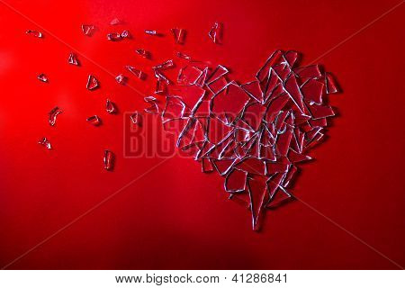 Glassheart disperso em fundo vermelho