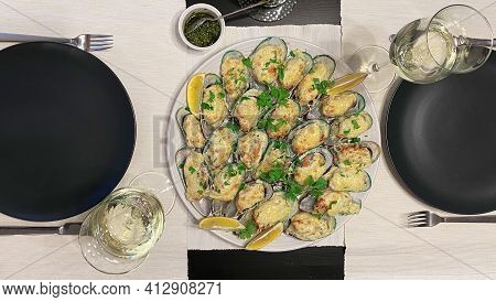 Halves Of New Zealand Green Perna Canaliculus Mussels Baked With Cream Sauce And Cheese On A Platter