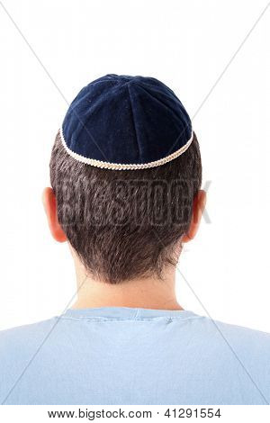 Zadní pohled muže nosit Kippah na bílém pozadí