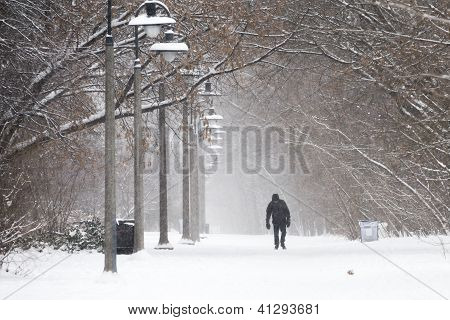 Un hombre camina en la nieve