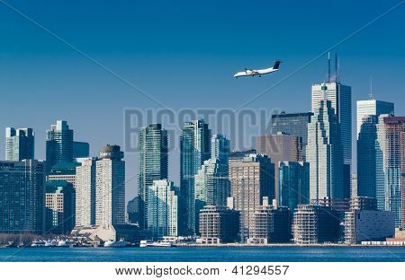 Avión aterrizando en la ciudad