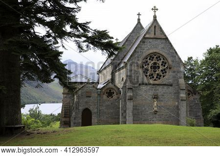 Skye Island (scotland), Uk - August 15, 2018: View Of Loch Shiel And St Mary St Finnan's Church, Inn