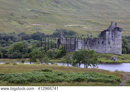 Loch Awel (scotland), Uk - August 15, 2018: Loch Awe With Views To The Ruins Of Kilchurn Castle, Sco