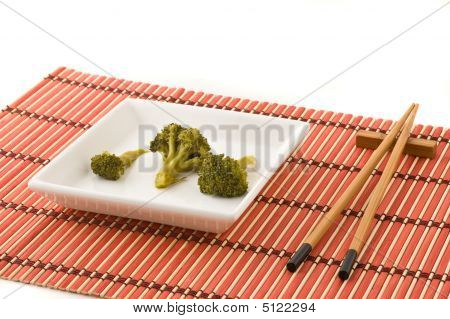 Broccolli จานกับตะเกียบจีน