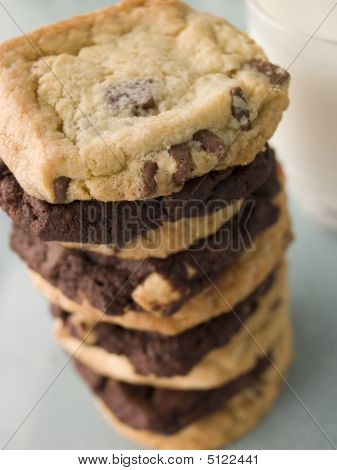 Stack av mjölk och Dark Chocolate Chip Cookies