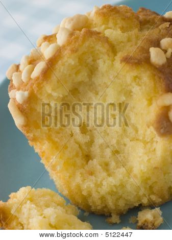 Stor citron maräng Muffin på en tallrik