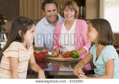 ครอบครัวที่เตรียมอาหาร Mealtime กัน
