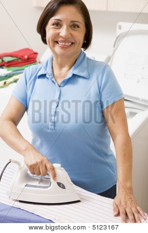 Kvinde stryge skjorten