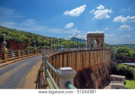 The archway on the wall of Hartbeespoortdam
