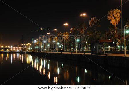 Promenada w Barcelonie w nocy