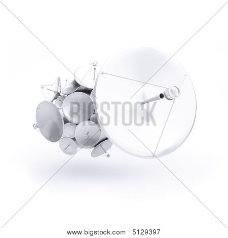 Parabolická anténa na tmavě modrém pozadí