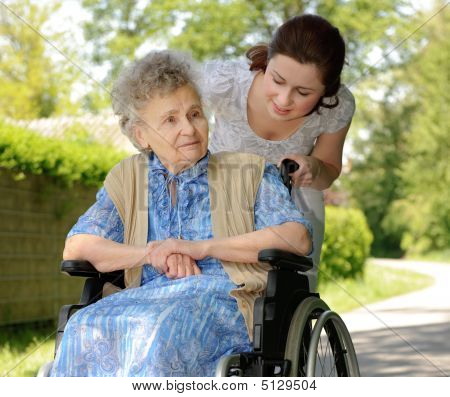 Mujer Senior en silla de ruedas