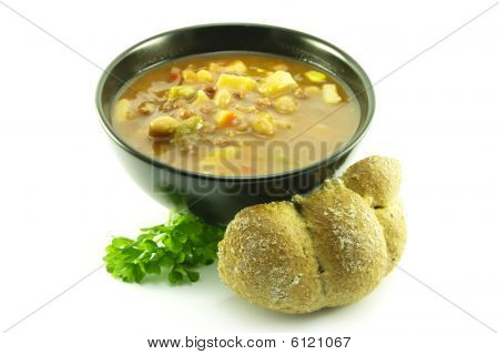Sopa de legumes em uma tigela preta
