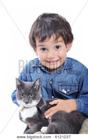 Meget søde barn med en kat i armene