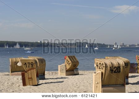 Segelboote und Liegestühle