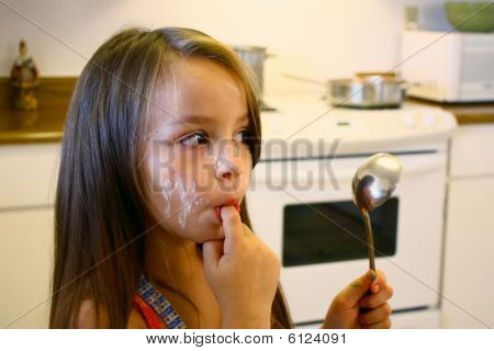 若い女の子舐めるスプーン