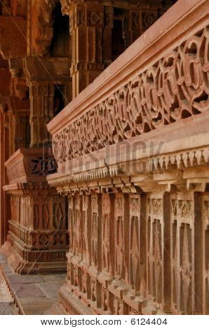 Smukke tempel med indgraverede mure i Fatehpur Sikri tempel kompleks, Rajasthan, Indien