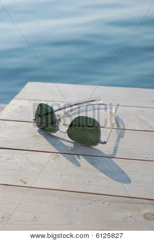 Gafas de vuelo en un muelle