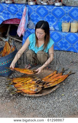 Woman cooks on the side on the street