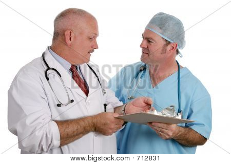 Médico residente instruye Intern