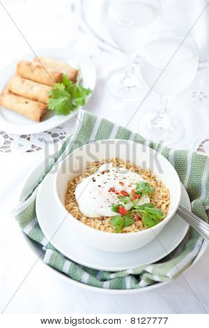 Krydret orientalske noodle med pocheret æg