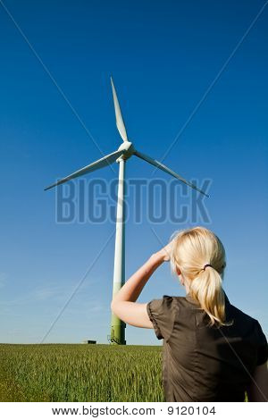 Samice inženýr se dívá na Větrná turbína - zelená a alternativní zdroje energie