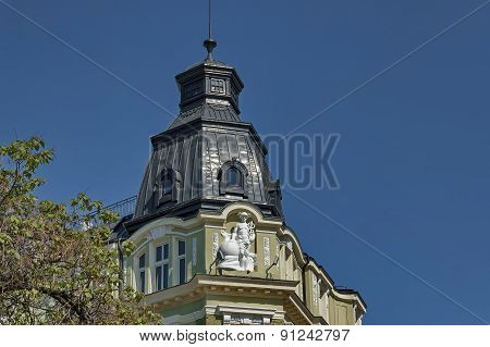 Last floor of DSK building with tower and human sculptures