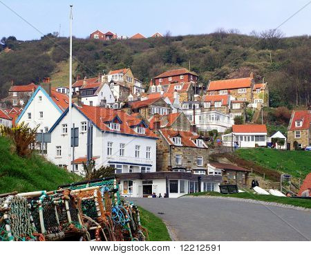 Vista da aldeia de Runswick Bay, North Yorkshire, Reino Unido.