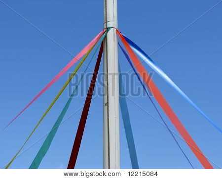 Zbliżenie Maypole i wstążki przeciw błękitne niebo