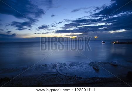 this is the dawn scenery of tanjung bira