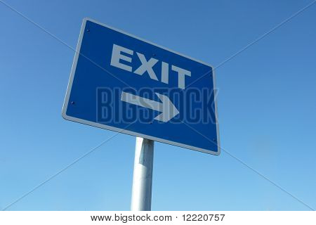 Detail ukončení dopravní značka proti modré obloze bez mráčku