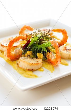 gegrilde garnalen en mantel salade met mango saus