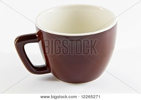 ถ้วยสีน้ำตาลบนพื้นสีขาว