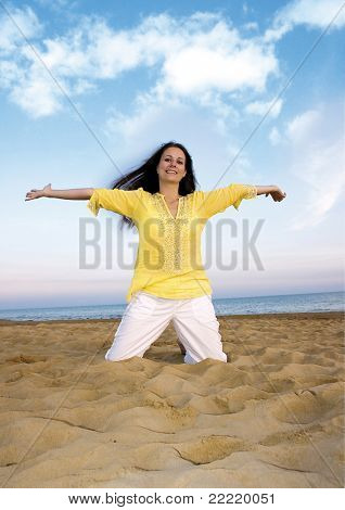 dziewczyny na plaży z ramionami szeroko otwarte