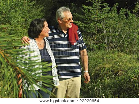 atraktivní starší manželé těší jejich pospolitosti. klíčové slovo pro tuto kolekci je 