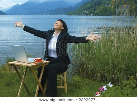 obras businesslady relajado por la orilla del lago