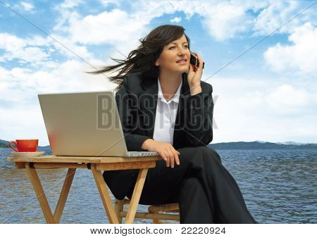 businesslady avec ordinateur portable fonctionne à côté d'un lac. Mot clé unique pour cette collection est : business77