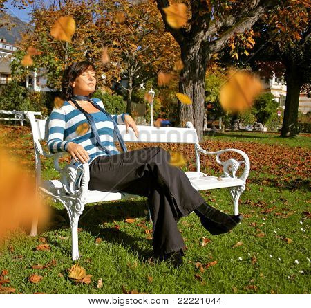 dziewczyna w parku na słonecznej autumnday. unikalne słowa kluczowego dla tej kolekcji: autumngirl77