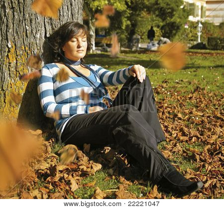 dziewczyna w parku na słonecznej autumnday. unikalne słowa kluczowego dla tej kolekcji: autumngirl77