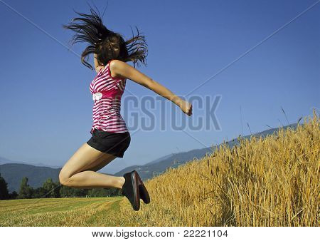 genç kız çalışan atlayarak / bir Mısır Tarlası. Bu koleksiyon için benzersiz anahtar kelime: happy77