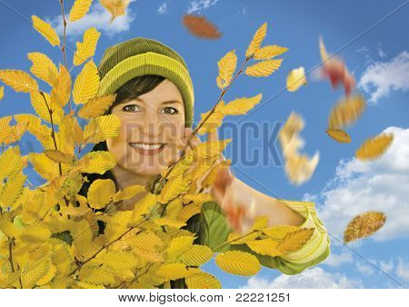 dziewczyna rzuca liście na słonecznej autumnday.