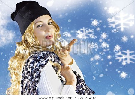 Blond pige blæser snefnug. nøgleordet i denne samling er: snowmakers77